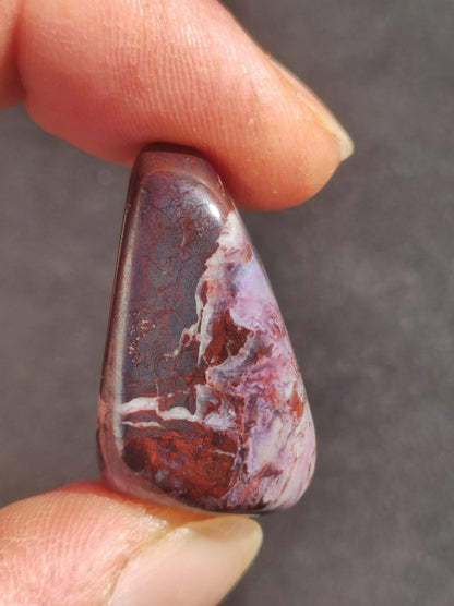 Sugilith - Sammler Deko Heilstein lila Handschmeichler Rarität Meditation Energie Edelstein Kristall Investition Wertanlage Natürlich Unikat - Art of Nature Berlin