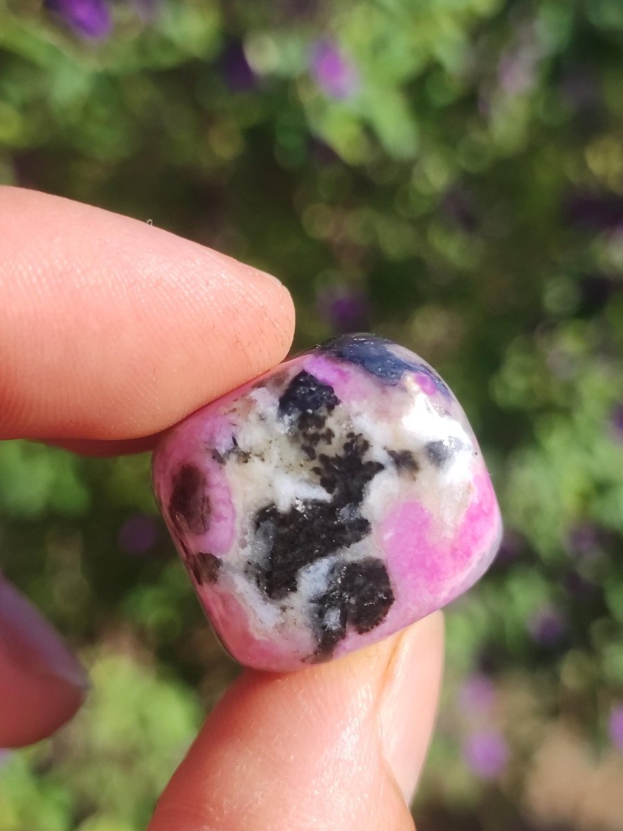 Sugilith - Sammler Deko Heilstein lila Handschmeichler Rarität Meditation Energie Edelstein Kristall Investition Wertanlage Natürlich Unikat - Art of Nature Berlin