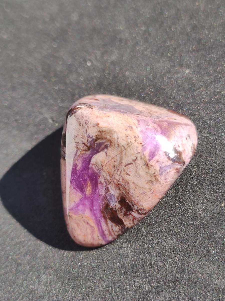 Sugilith - Sammler Deko Heilstein lila Handschmeichler Rarität Meditation Energie Edelstein Kristall Investition Wertanlage Natürlich Unikat - Art of Nature Berlin