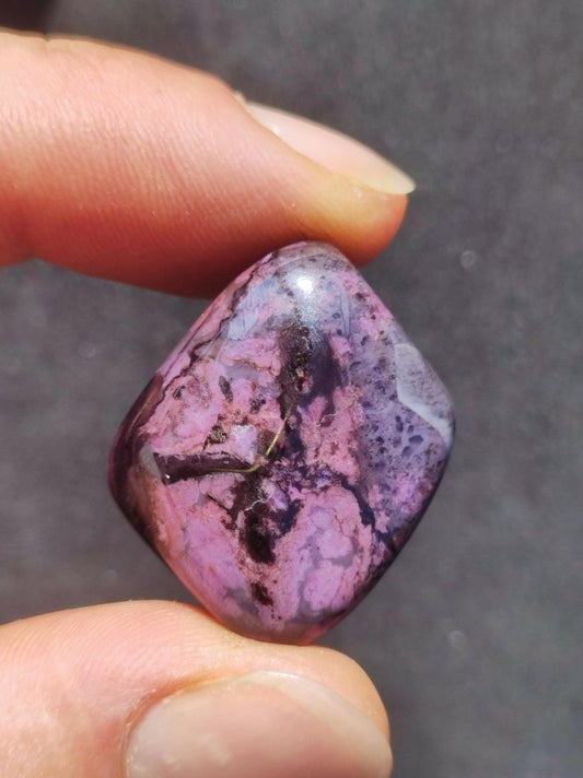 Sugilith - Sammler Deko Heilstein lila Handschmeichler Rarität Meditation Energie Edelstein Kristall Investition Wertanlage Natürlich Unikat - Art of Nature Berlin