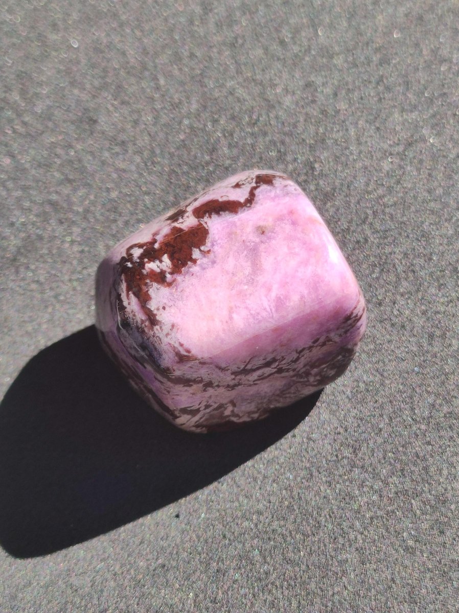 Sugilith - Sammler Deko Heilstein lila Handschmeichler Rarität Meditation Energie Edelstein Kristall Investition Wertanlage Natürlich Unikat - Art of Nature Berlin