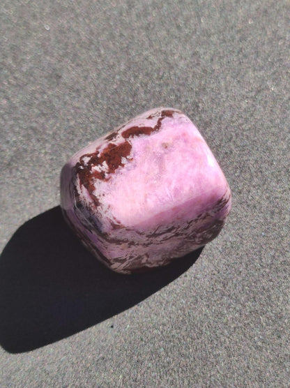 Sugilith - Sammler Deko Heilstein lila Handschmeichler Rarität Meditation Energie Edelstein Kristall Investition Wertanlage Natürlich Unikat - Art of Nature Berlin