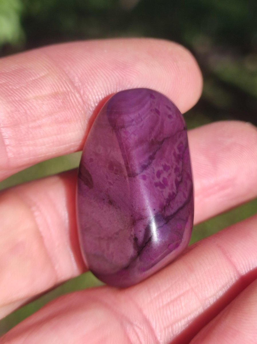 Sugilith - Sammler Deko Heilstein lila Handschmeichler Rarität Meditation Energie Edelstein Kristall Investition Wertanlage Natürlich Unikat - Art of Nature Berlin