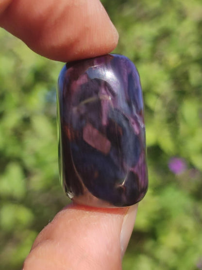 Sugilith - Sammler Deko Heilstein lila Handschmeichler Rarität Meditation Energie Edelstein Kristall Investition Wertanlage Natürlich Unikat - Art of Nature Berlin