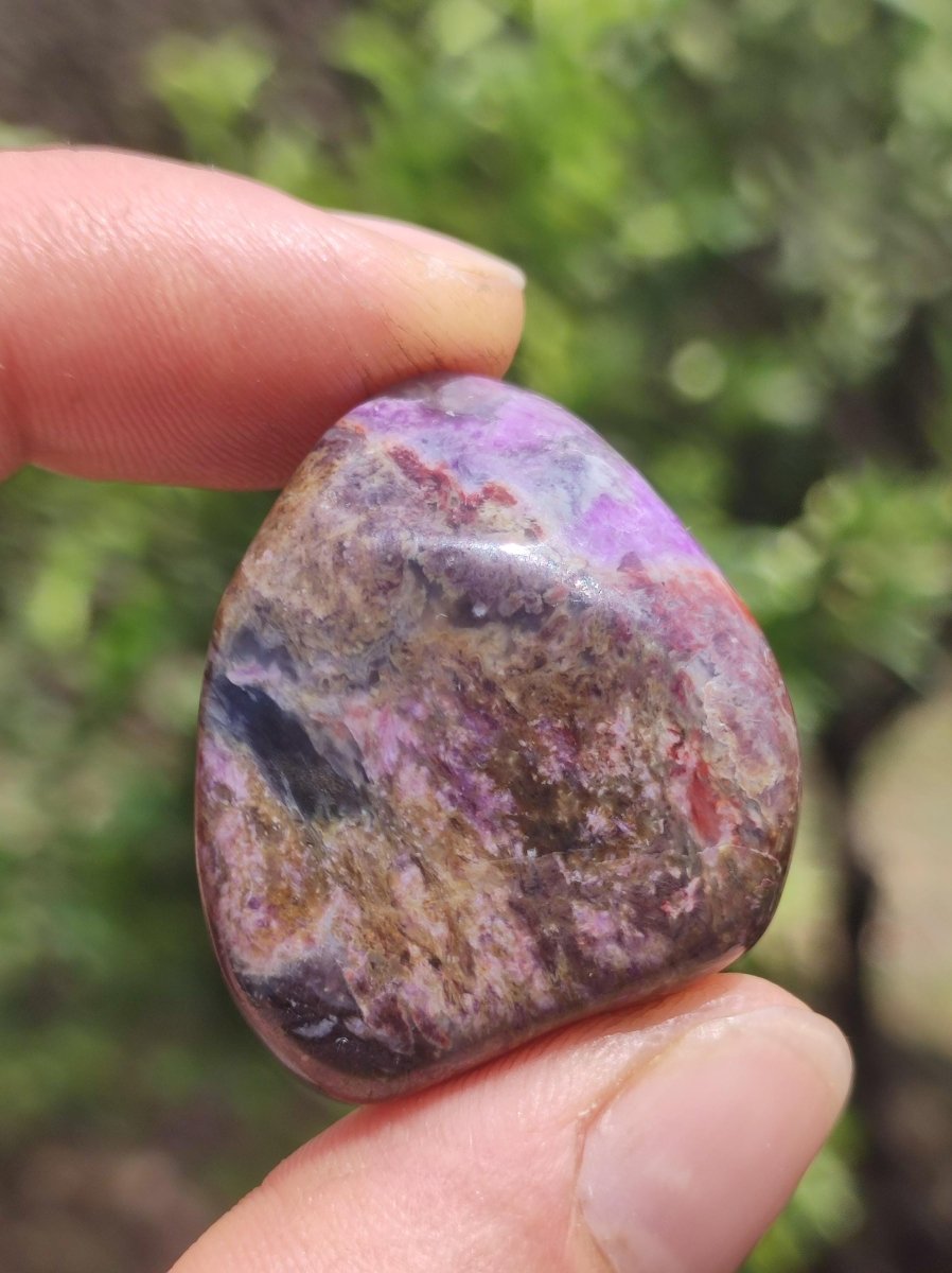 Sugilith - Sammler Deko Heilstein lila Handschmeichler Rarität Meditation Energie Edelstein Kristall Investition Wertanlage Natürlich Unikat - Art of Nature Berlin