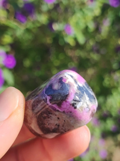 Sugilith - Sammler Deko Heilstein lila Handschmeichler Rarität Meditation Energie Edelstein Kristall Investition Wertanlage Natürlich Unikat - Art of Nature Berlin