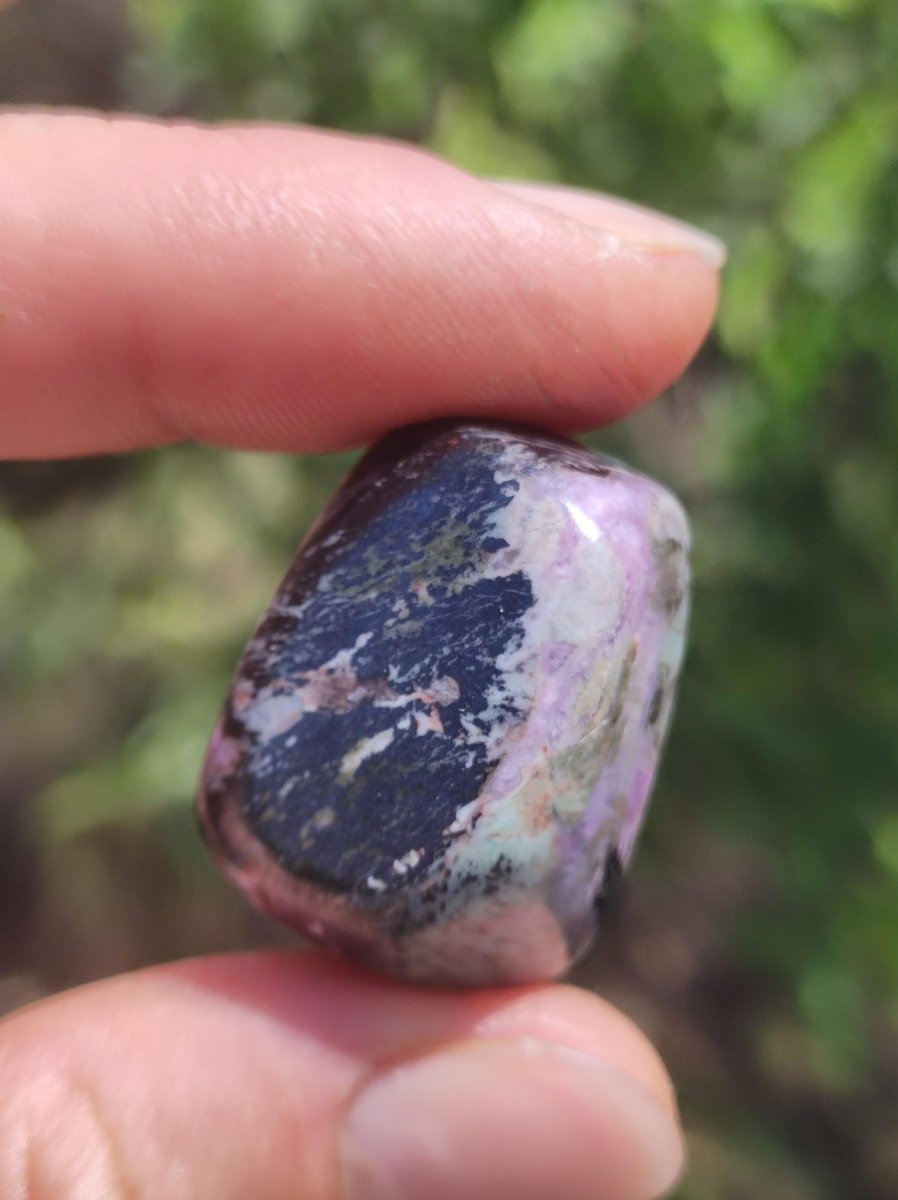 Sugilith - Sammler Deko Heilstein lila Handschmeichler Rarität Meditation Energie Edelstein Kristall Investition Wertanlage Natürlich Unikat - Art of Nature Berlin