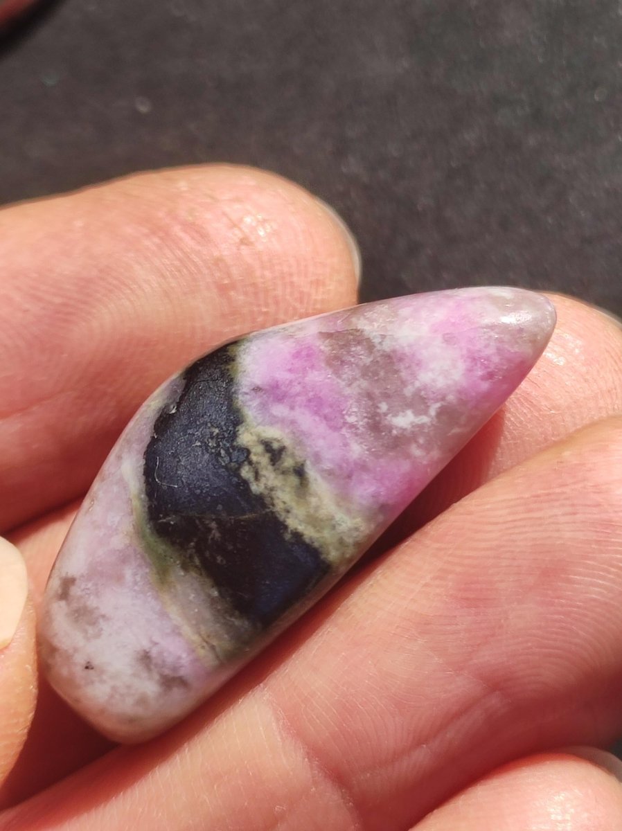 Sugilith - Sammler Deko Heilstein lila Handschmeichler Rarität Meditation Energie Edelstein Kristall Investition Wertanlage Natürlich Unikat - Art of Nature Berlin