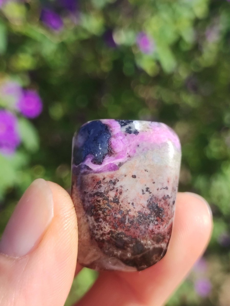 Sugilith - Sammler Deko Heilstein lila Handschmeichler Rarität Meditation Energie Edelstein Kristall Investition Wertanlage Natürlich Unikat - Art of Nature Berlin