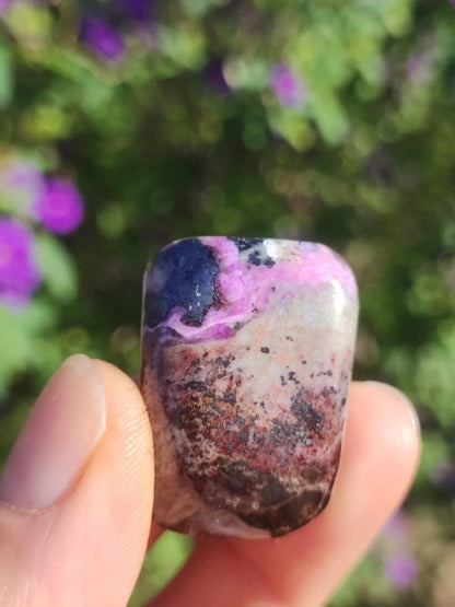 Sugilith - Sammler Deko Heilstein lila Handschmeichler Rarität Meditation Energie Edelstein Kristall Investition Wertanlage Natürlich Unikat - Art of Nature Berlin