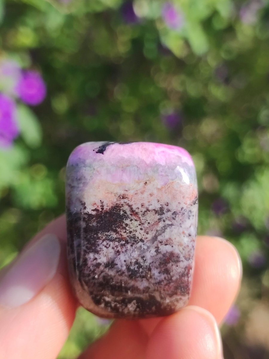 Sugilith - Sammler Deko Heilstein lila Handschmeichler Rarität Meditation Energie Edelstein Kristall Investition Wertanlage Natürlich Unikat - Art of Nature Berlin
