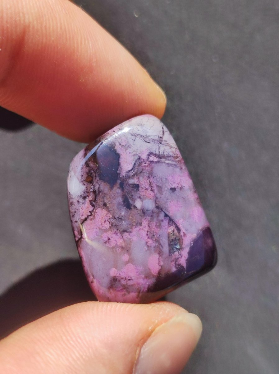 Sugilith - Sammler Deko Heilstein lila Handschmeichler Rarität Meditation Energie Edelstein Kristall Investition Wertanlage Natürlich Unikat - Art of Nature Berlin