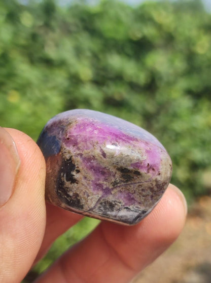 Sugilith - Sammler Deko Heilstein lila Handschmeichler Rarität Meditation Energie Edelstein Kristall Investition Wertanlage Natürlich Unikat - Art of Nature Berlin