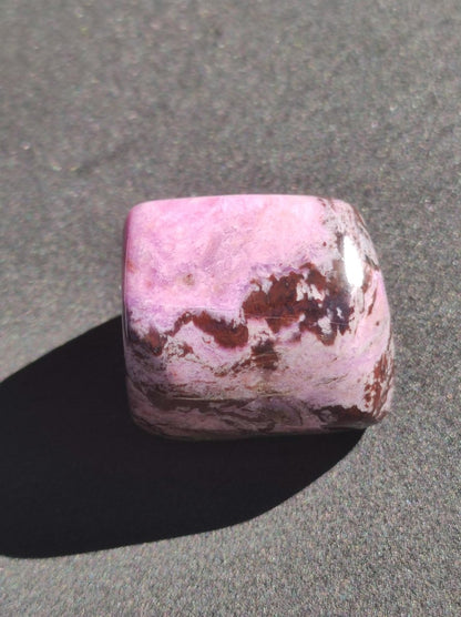 Sugilith - Sammler Deko Heilstein lila Handschmeichler Rarität Meditation Energie Edelstein Kristall Investition Wertanlage Natürlich Unikat - Art of Nature Berlin