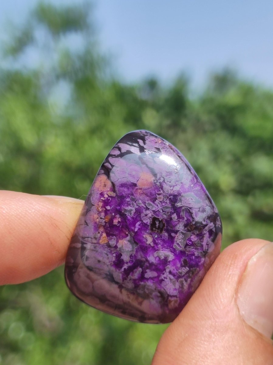 Sugilith - Sammler Deko Heilstein lila Handschmeichler Rarität Meditation Energie Edelstein Kristall Investition Wertanlage Natürlich Unikat - Art of Nature Berlin