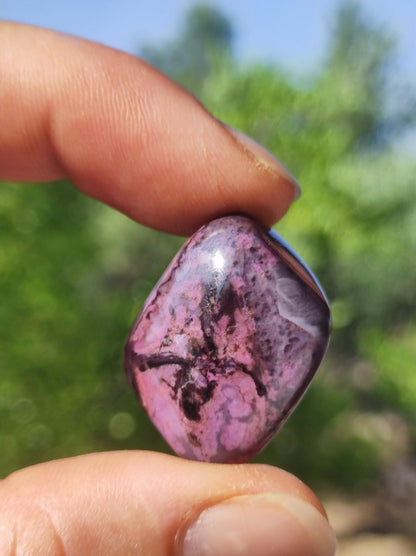 Sugilith - Sammler Deko Heilstein lila Handschmeichler Rarität Meditation Energie Edelstein Kristall Investition Wertanlage Natürlich Unikat - Art of Nature Berlin