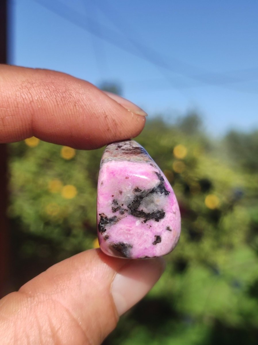 Sugilith - Sammler Deko Heilstein lila Handschmeichler Rarität Meditation Energie Edelstein Kristall Investition Wertanlage Natürlich Unikat - Art of Nature Berlin