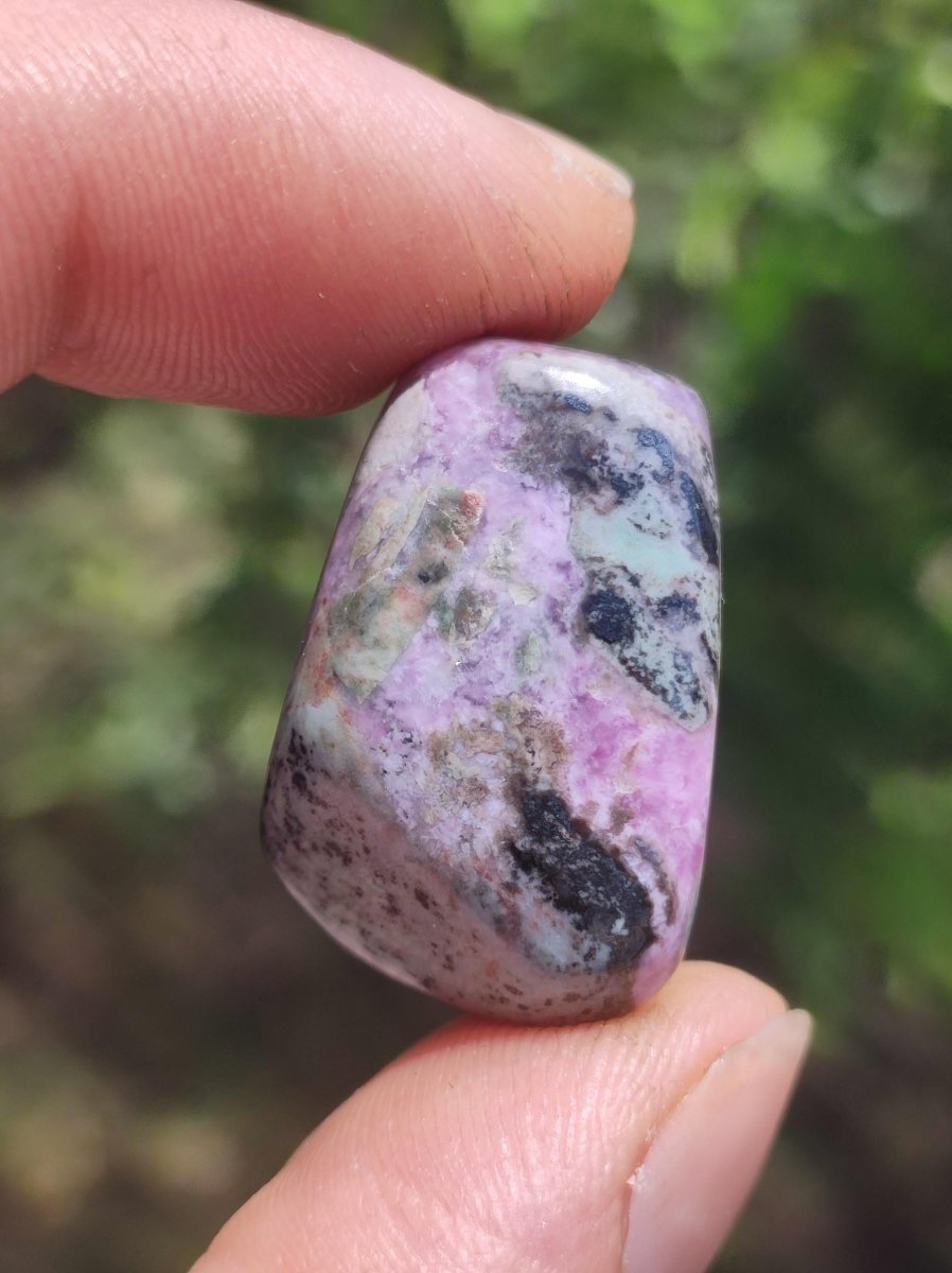 Sugilith - Sammler Deko Heilstein lila Handschmeichler Rarität Meditation Energie Edelstein Kristall Investition Wertanlage Natürlich Unikat - Art of Nature Berlin