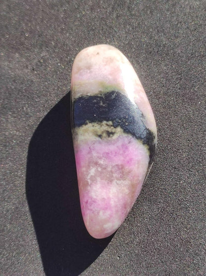 Sugilith - Sammler Deko Heilstein lila Handschmeichler Rarität Meditation Energie Edelstein Kristall Investition Wertanlage Natürlich Unikat - Art of Nature Berlin