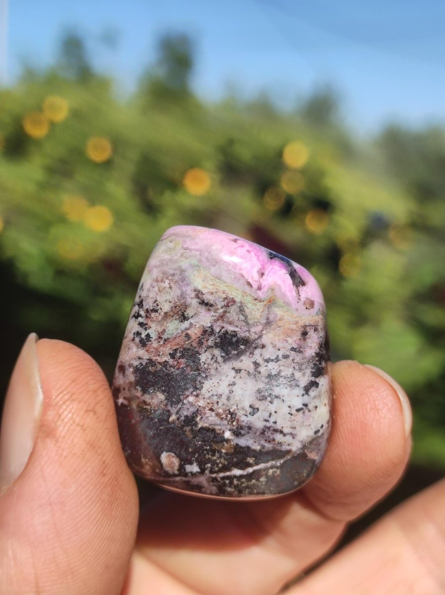 Sugilith - Sammler Deko Heilstein lila Handschmeichler Rarität Meditation Energie Edelstein Kristall Investition Wertanlage Natürlich Unikat - Art of Nature Berlin