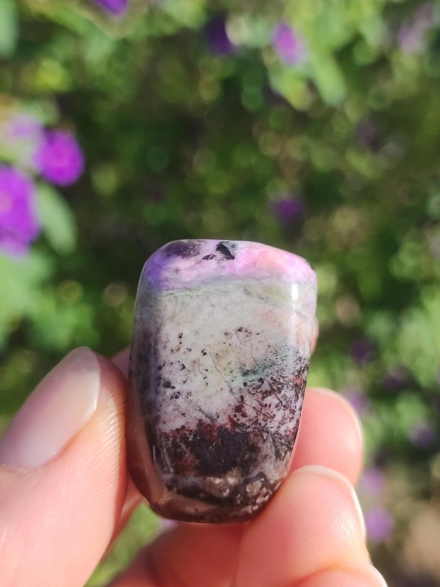 Sugilith - Sammler Deko Heilstein lila Handschmeichler Rarität Meditation Energie Edelstein Kristall Investition Wertanlage Natürlich Unikat - Art of Nature Berlin