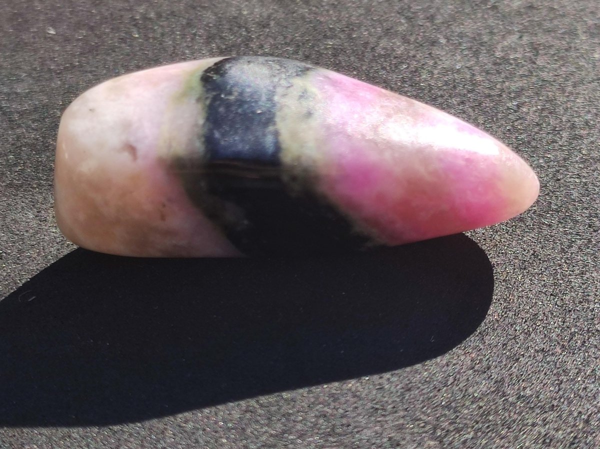 Sugilith - Sammler Deko Heilstein lila Handschmeichler Rarität Meditation Energie Edelstein Kristall Investition Wertanlage Natürlich Unikat - Art of Nature Berlin