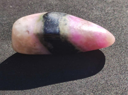 Sugilith - Sammler Deko Heilstein lila Handschmeichler Rarität Meditation Energie Edelstein Kristall Investition Wertanlage Natürlich Unikat - Art of Nature Berlin