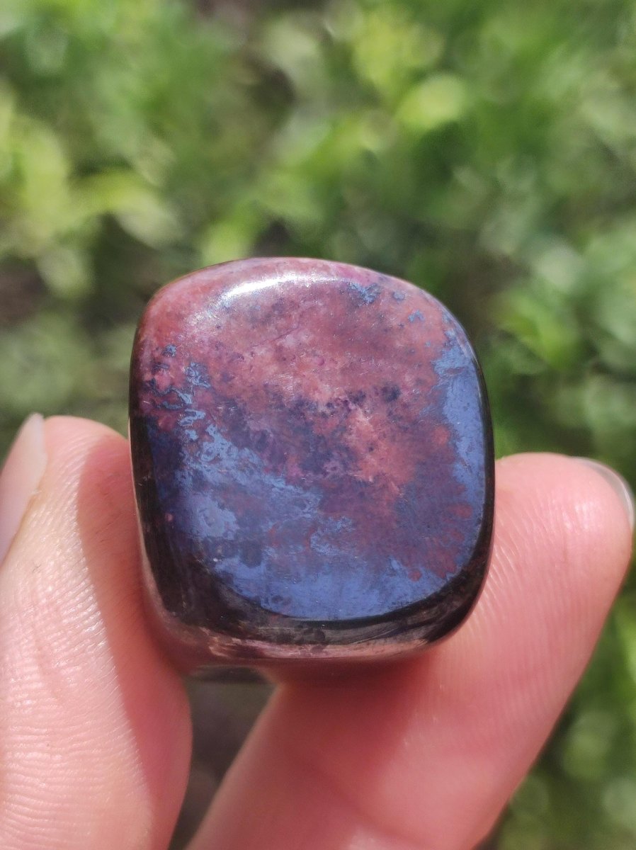 Sugilith - Sammler Deko Heilstein lila Handschmeichler Rarität Meditation Energie Edelstein Kristall Investition Wertanlage Natürlich Unikat - Art of Nature Berlin