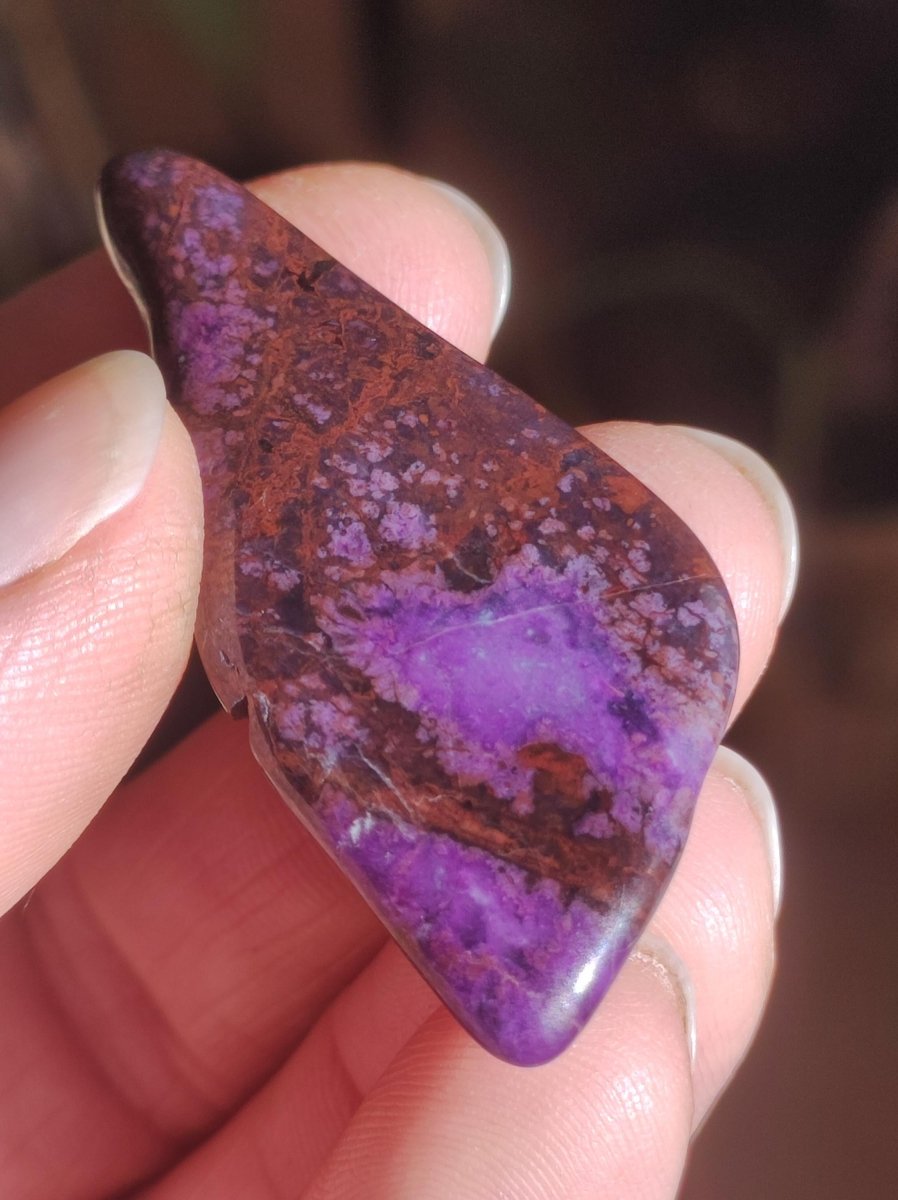 Sugilith - Sammler Deko Heilstein lila Handschmeichler Rarität Meditation Energie Edelstein Kristall Investition Wertanlage Natürlich Unikat - Art of Nature Berlin