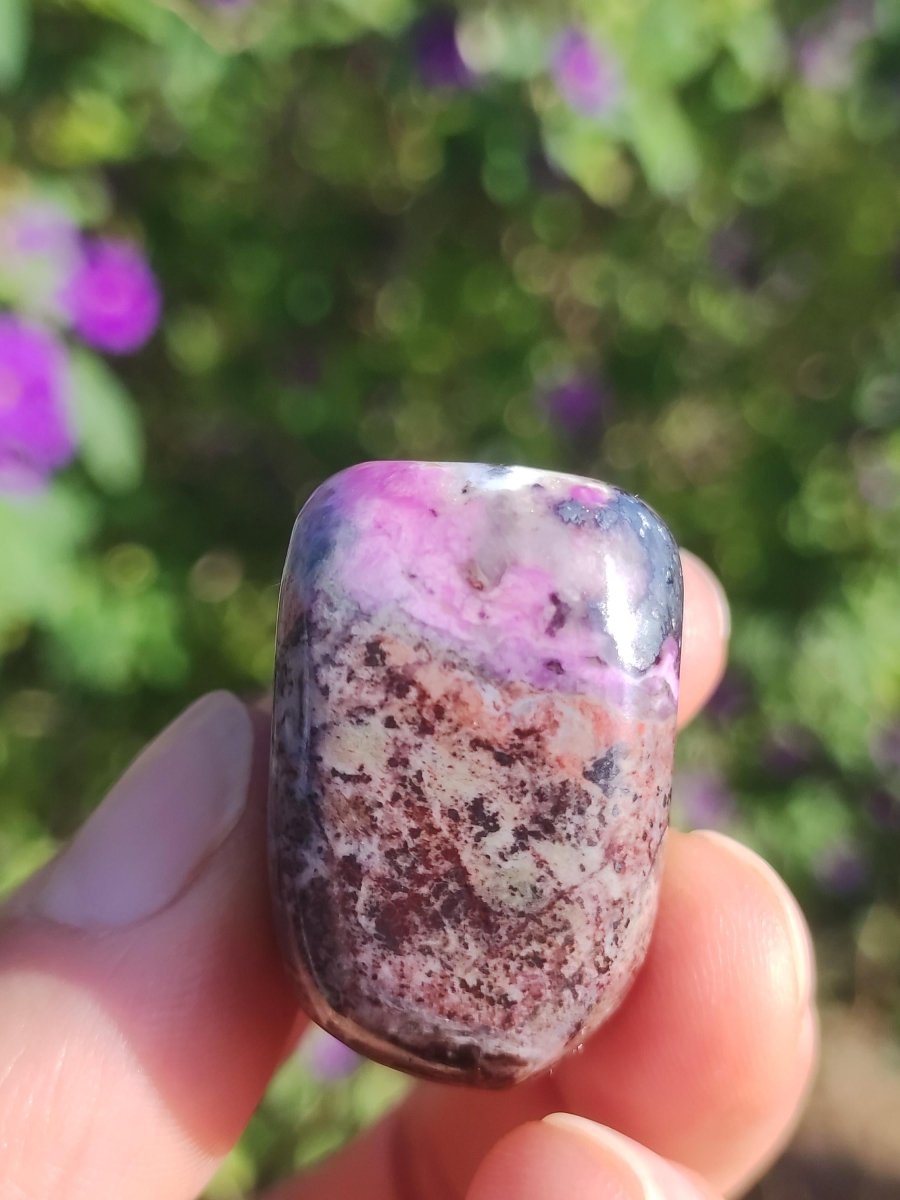 Sugilith - Sammler Deko Heilstein lila Handschmeichler Rarität Meditation Energie Edelstein Kristall Investition Wertanlage Natürlich Unikat - Art of Nature Berlin