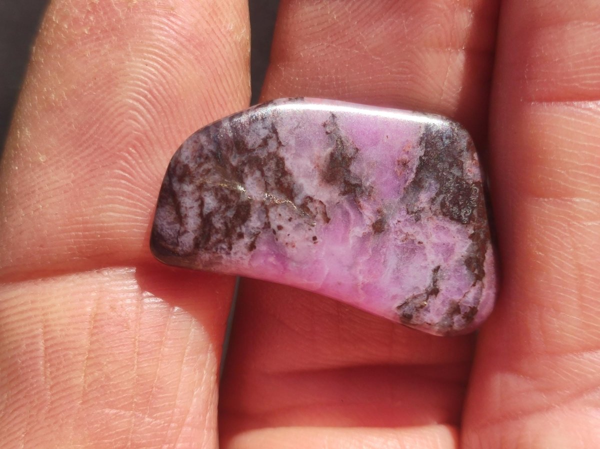 Sugilith - Sammler Deko Heilstein lila Handschmeichler Rarität Meditation Energie Edelstein Kristall Investition Wertanlage Natürlich Unikat - Art of Nature Berlin