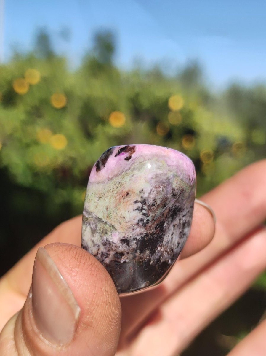 Sugilith - Sammler Deko Heilstein lila Handschmeichler Rarität Meditation Energie Edelstein Kristall Investition Wertanlage Natürlich Unikat - Art of Nature Berlin