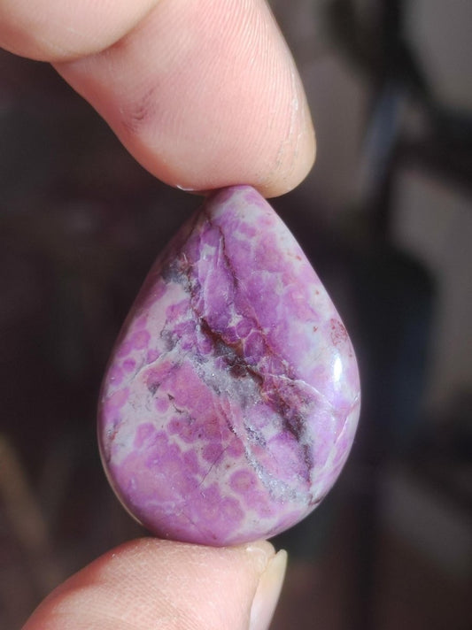 Sugilith - Sammler Deko Heilstein lila Handschmeichler Rarität Meditation Energie Edelstein Kristall Investition Wertanlage Natürlich Unikat - Art of Nature Berlin