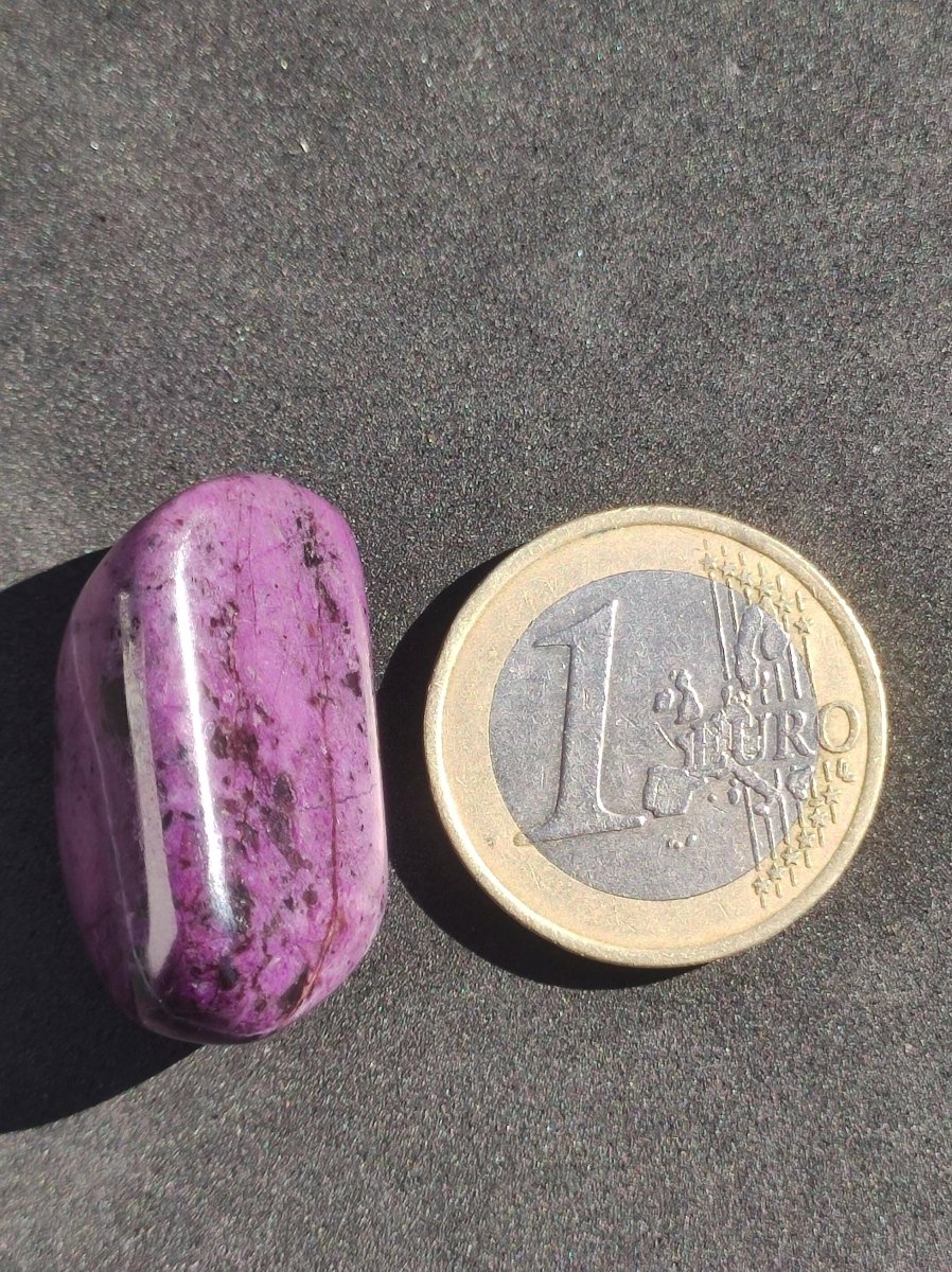 Sugilith - Sammler Deko Heilstein lila Handschmeichler Rarität Meditation Energie Edelstein Kristall Investition Wertanlage Natürlich Unikat - Art of Nature Berlin