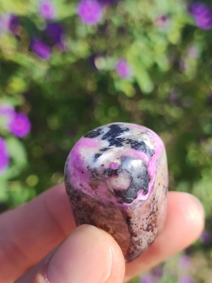 Sugilith - Sammler Deko Heilstein lila Handschmeichler Rarität Meditation Energie Edelstein Kristall Investition Wertanlage Natürlich Unikat - Art of Nature Berlin