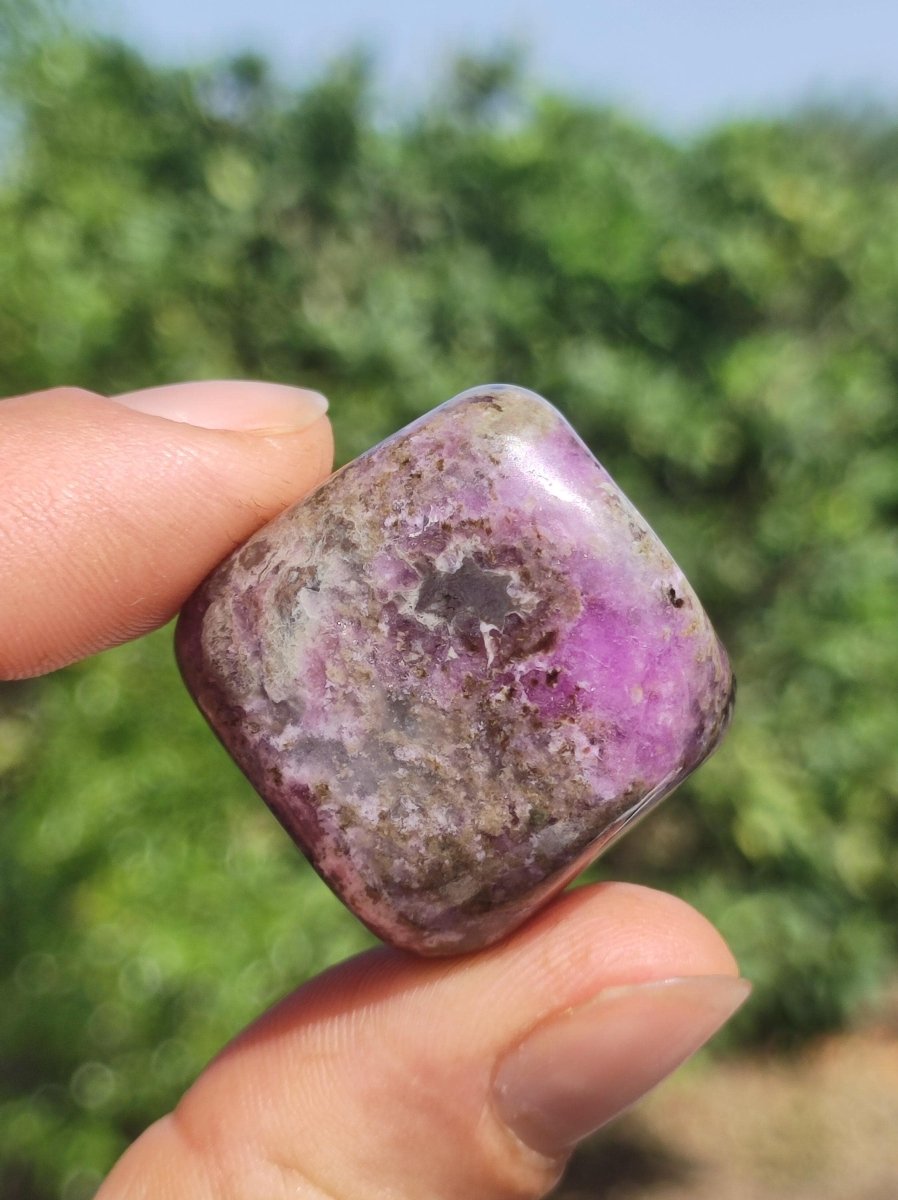 Sugilith - Sammler Deko Heilstein lila Handschmeichler Rarität Meditation Energie Edelstein Kristall Investition Wertanlage Natürlich Unikat - Art of Nature Berlin