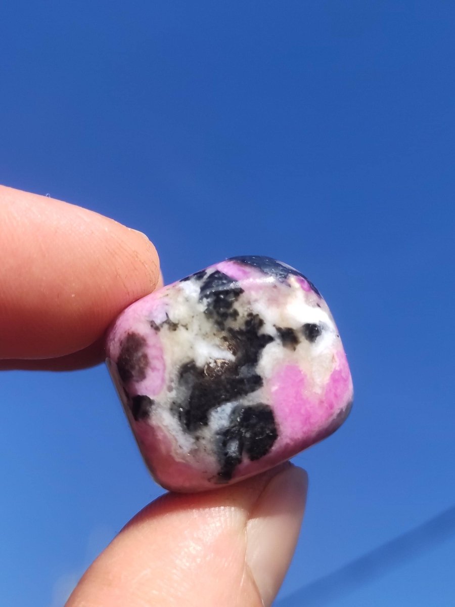 Sugilith - Sammler Deko Heilstein lila Handschmeichler Rarität Meditation Energie Edelstein Kristall Investition Wertanlage Natürlich Unikat - Art of Nature Berlin