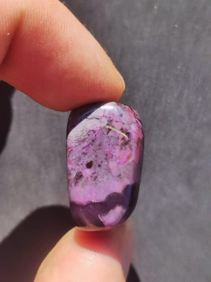 Sugilith - Sammler Deko Heilstein lila Handschmeichler Rarität Meditation Energie Edelstein Kristall Investition Wertanlage Natürlich Unikat - Art of Nature Berlin