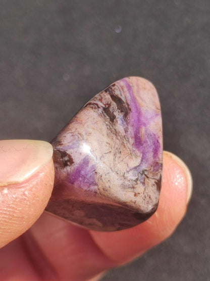 Sugilith - Sammler Deko Heilstein lila Handschmeichler Rarität Meditation Energie Edelstein Kristall Investition Wertanlage Natürlich Unikat - Art of Nature Berlin