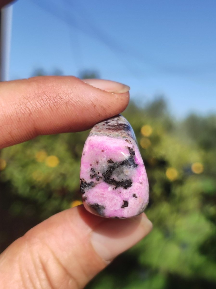 Sugilith - Sammler Deko Heilstein lila Handschmeichler Rarität Meditation Energie Edelstein Kristall Investition Wertanlage Natürlich Unikat - Art of Nature Berlin