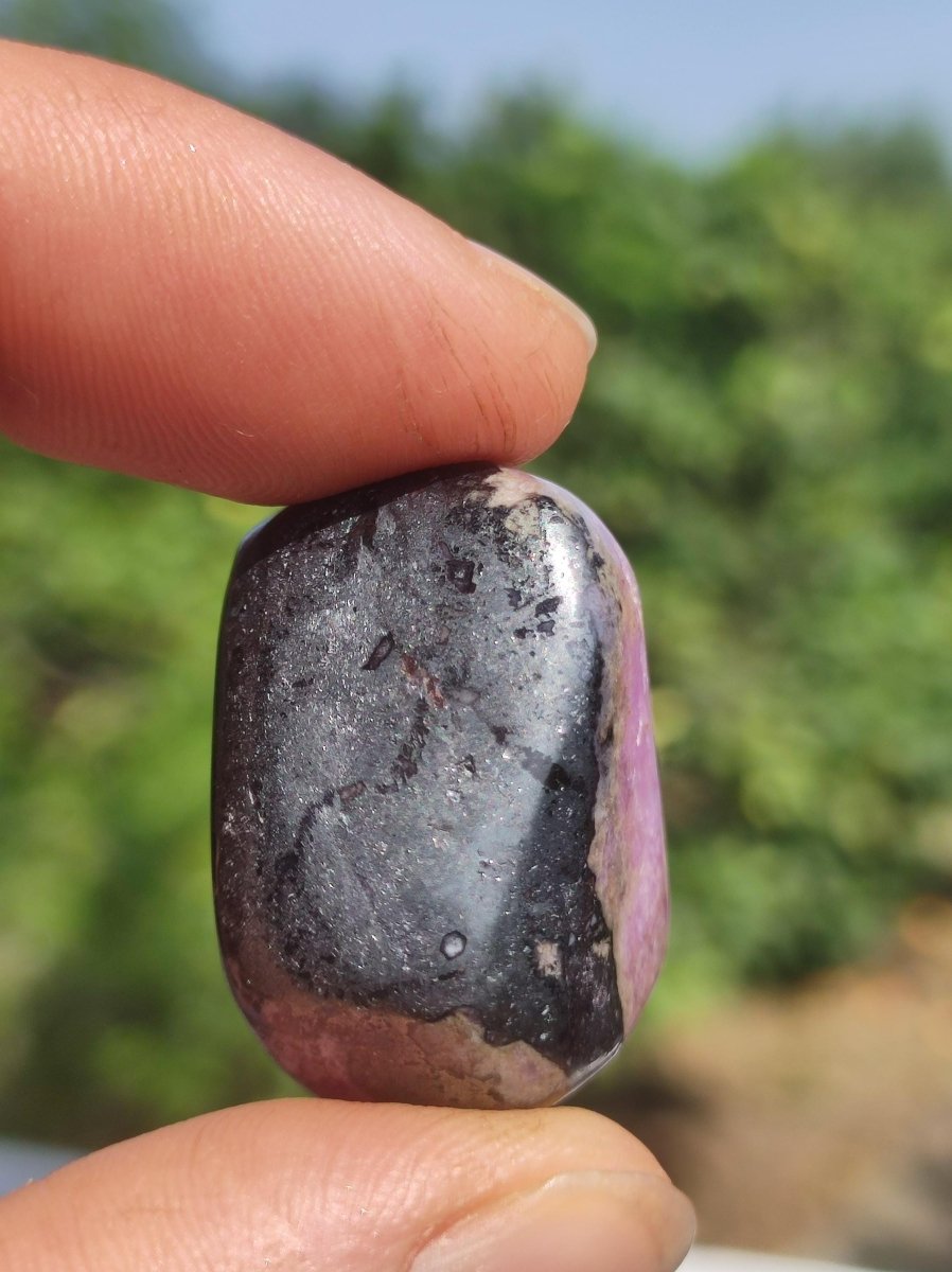 Sugilith - Sammler Deko Heilstein lila Handschmeichler Rarität Meditation Energie Edelstein Kristall Investition Wertanlage Natürlich Unikat - Art of Nature Berlin