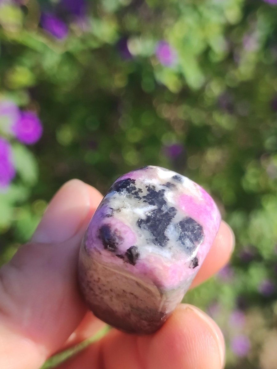 Sugilith - Sammler Deko Heilstein lila Handschmeichler Rarität Meditation Energie Edelstein Kristall Investition Wertanlage Natürlich Unikat - Art of Nature Berlin