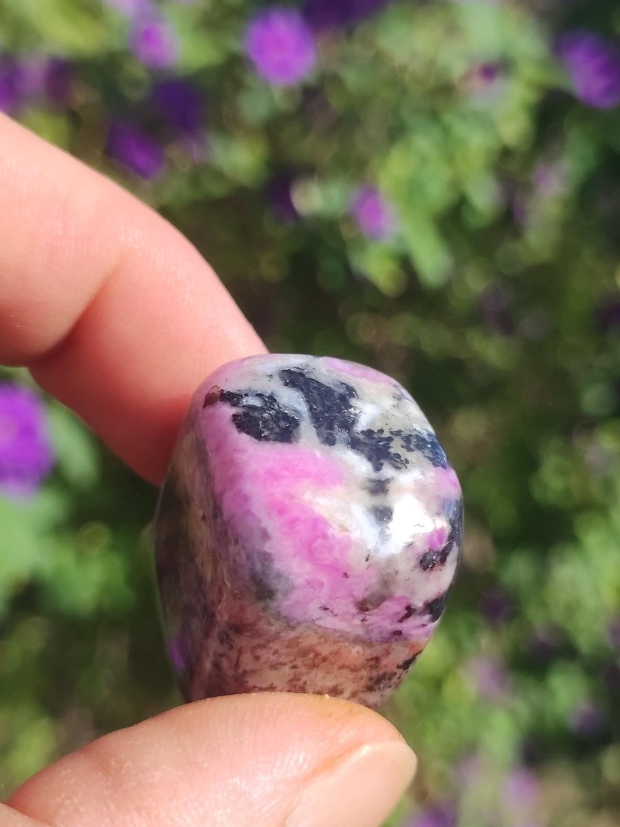 Sugilith - Sammler Deko Heilstein lila Handschmeichler Rarität Meditation Energie Edelstein Kristall Investition Wertanlage Natürlich Unikat - Art of Nature Berlin