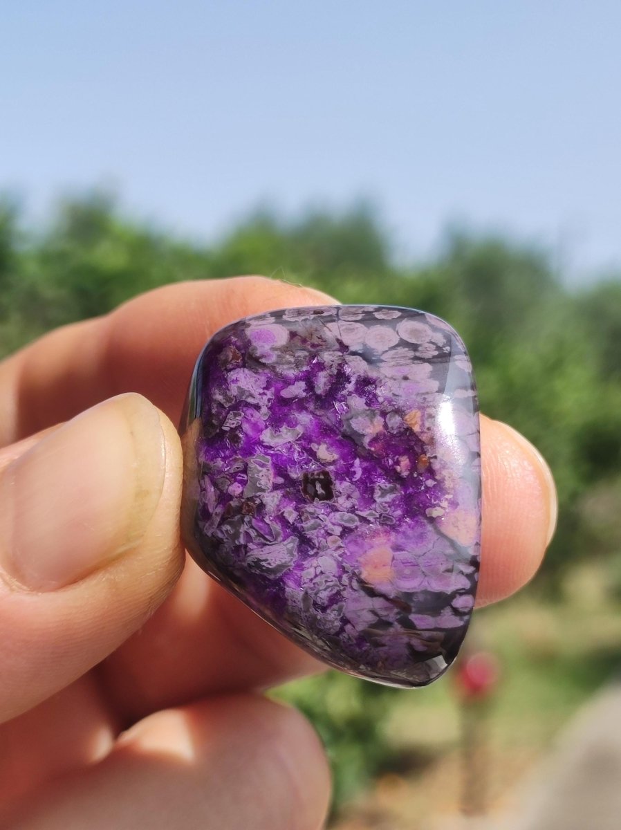 Sugilith - Sammler Deko Heilstein lila Handschmeichler Rarität Meditation Energie Edelstein Kristall Investition Wertanlage Natürlich Unikat - Art of Nature Berlin