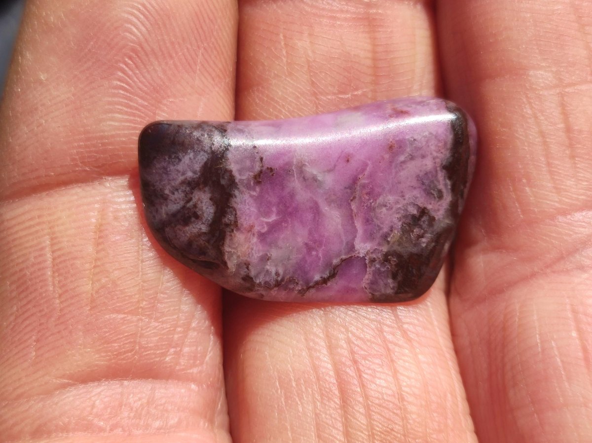 Sugilith - Sammler Deko Heilstein lila Handschmeichler Rarität Meditation Energie Edelstein Kristall Investition Wertanlage Natürlich Unikat - Art of Nature Berlin