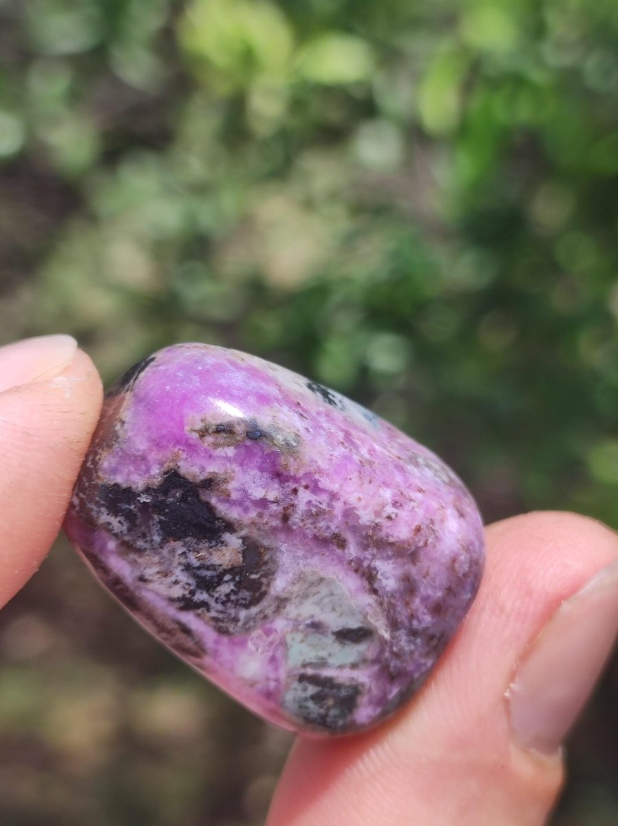 Sugilith - Sammler Deko Heilstein lila Handschmeichler Rarität Meditation Energie Edelstein Kristall Investition Wertanlage Natürlich Unikat - Art of Nature Berlin