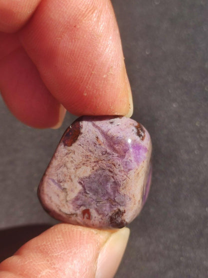 Sugilith - Sammler Deko Heilstein lila Handschmeichler Rarität Meditation Energie Edelstein Kristall Investition Wertanlage Natürlich Unikat - Art of Nature Berlin