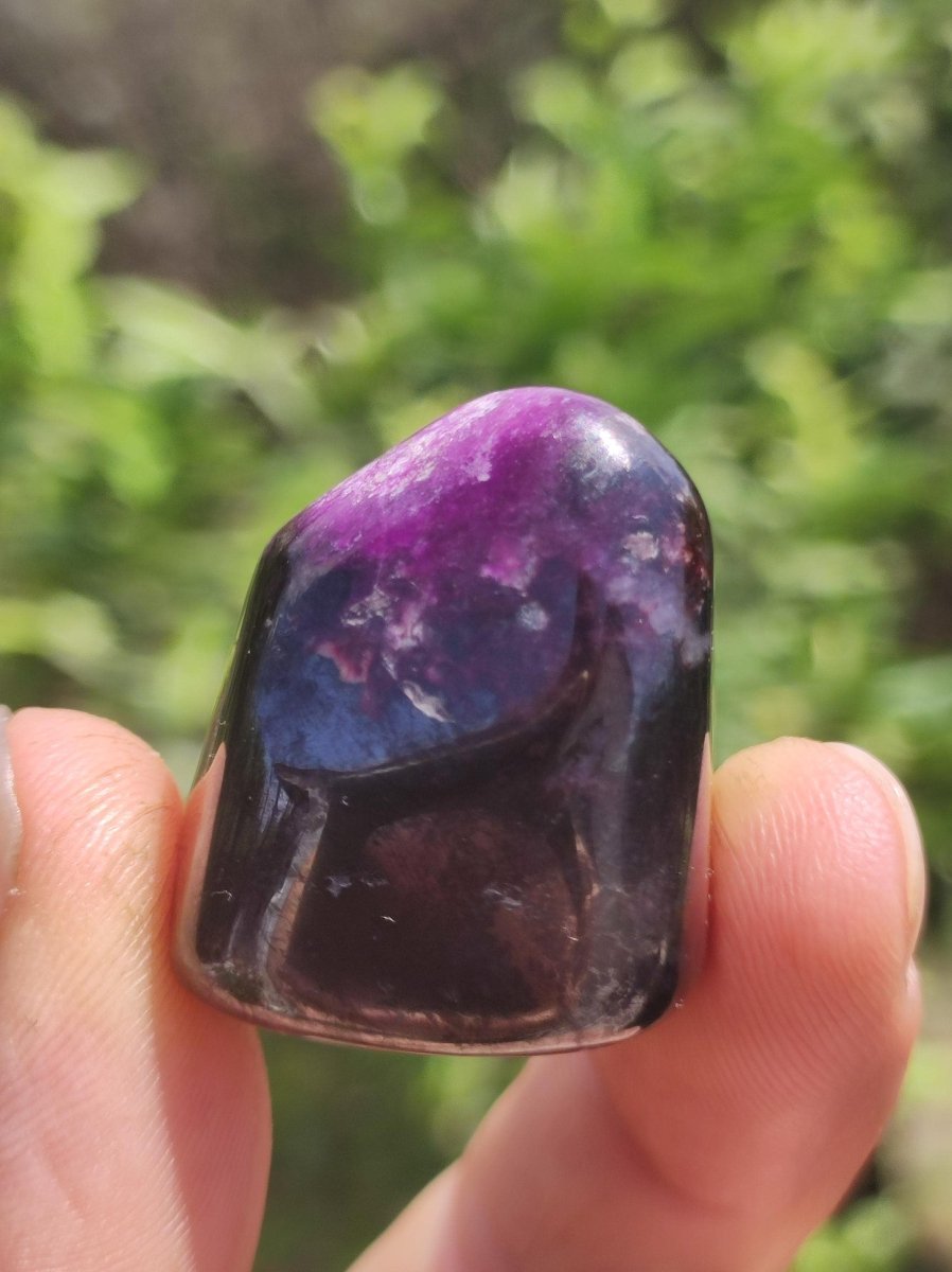 Sugilith - Sammler Deko Heilstein lila Handschmeichler Rarität Meditation Energie Edelstein Kristall Investition Wertanlage Natürlich Unikat - Art of Nature Berlin