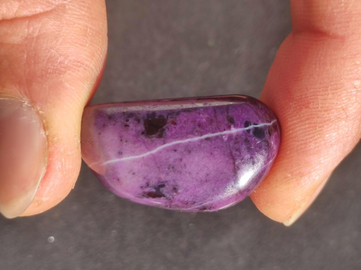 Sugilith - Sammler Deko Heilstein lila Handschmeichler Rarität Meditation Energie Edelstein Kristall Investition Wertanlage Natürlich Unikat - Art of Nature Berlin