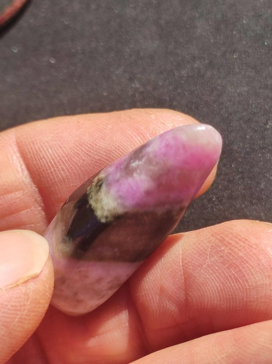 Sugilith - Sammler Deko Heilstein lila Handschmeichler Rarität Meditation Energie Edelstein Kristall Investition Wertanlage Natürlich Unikat - Art of Nature Berlin